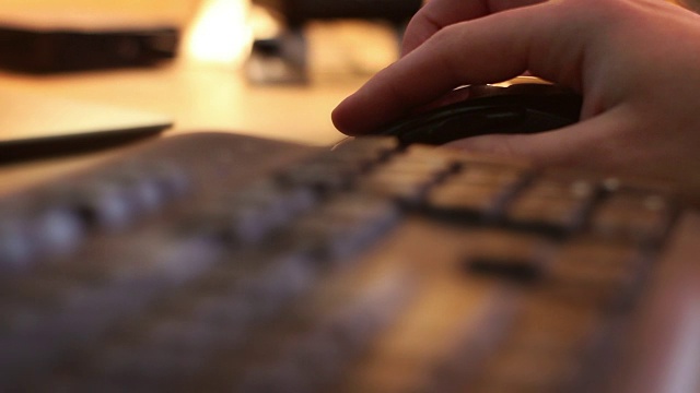 详情图-人类使用无线鼠标快速浏览网页