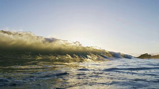 惊人的反冲空海浪在日落时撞击