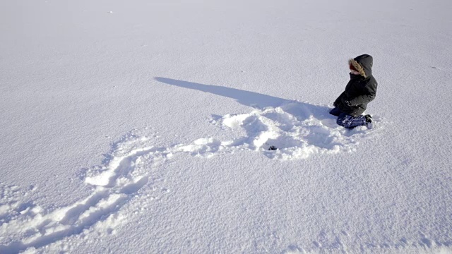 冰岛风景优美自然，冬天雪冷，外面小雪天使