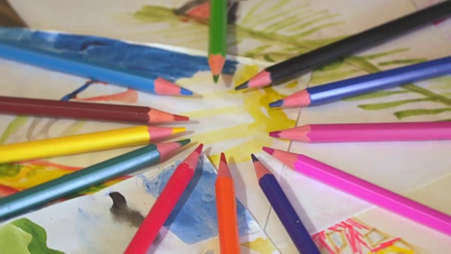 彩色铅笔和儿童绘画
