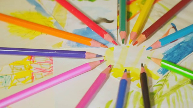 孩子们用铅笔画画