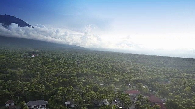 全景航空视图从无人机在海上，海岸，丛林和山脉，巴厘岛，印度尼西亚