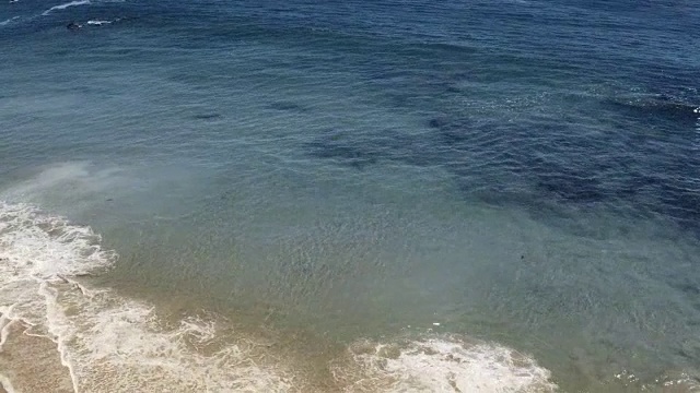 完美的空中拍摄的马里布加州海滩与白色的海浪撞击的沙子从直升飞机的观点显示的大海和海岸线在美国洛杉矶