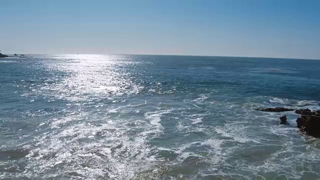 完美的空中拍摄的马里布加州海滩与白色的海浪撞击的沙子从直升飞机的观点显示的大海和海岸线在美国洛杉矶