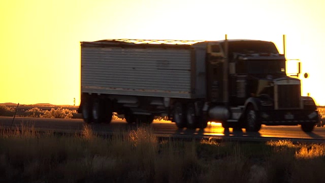 慢鏡頭:陽光明媚的早晨，貨運(yùn)集裝箱半掛車行駛在道路上