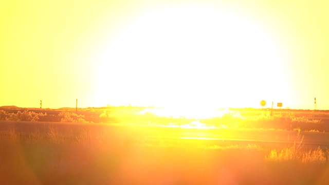 詳情圖-慢鏡頭:陽光明媚的早晨，貨運集裝箱半掛車行駛在道路上