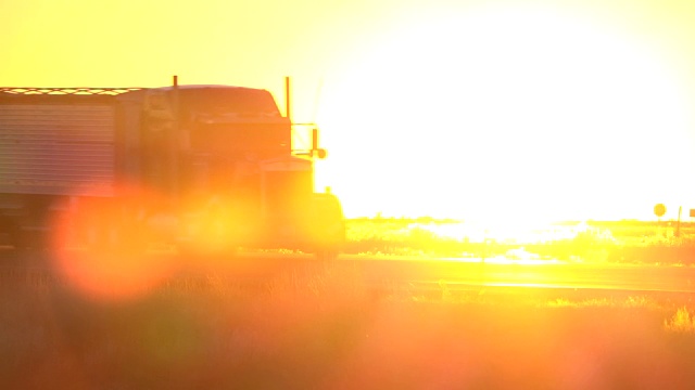 詳情圖-慢鏡頭:陽光明媚的早晨，貨運集裝箱半掛車行駛在道路上