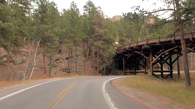 FPV:在黑山的铁山高速公路上的木辫子桥下游览