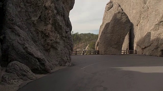 穿过布莱克山的花岗岩岩壁针眼隧道