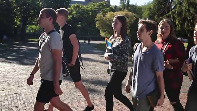 一群去大学演讲的学生