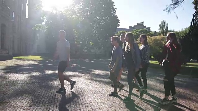 一群学生进入大学大楼