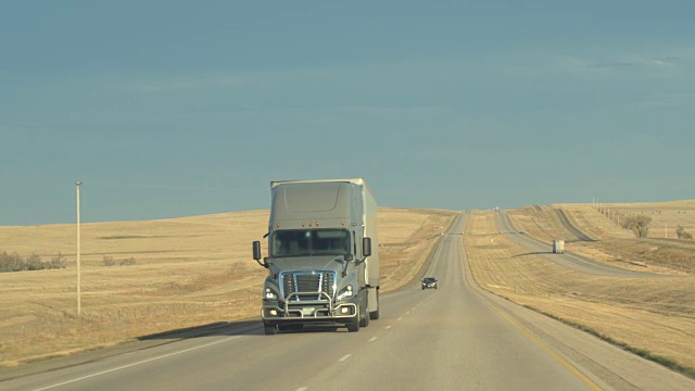 特写:私人汽车在高速公路上追赶货运半挂车