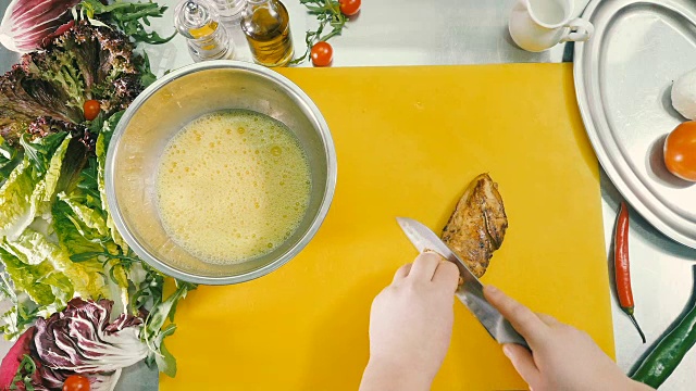 厨师们用手在板子上切炸鸡片