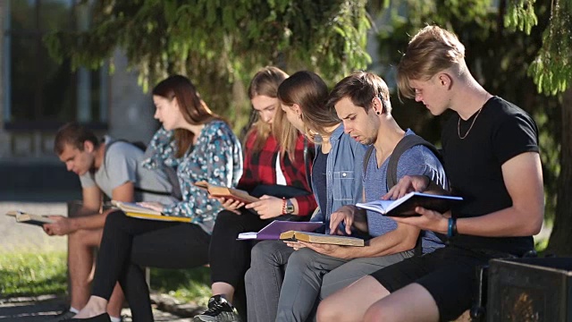 一群大学生一起学习