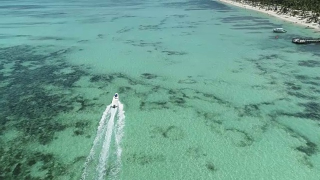 在蓬塔卡纳海滩附近加勒比海航行的快艇或游艇