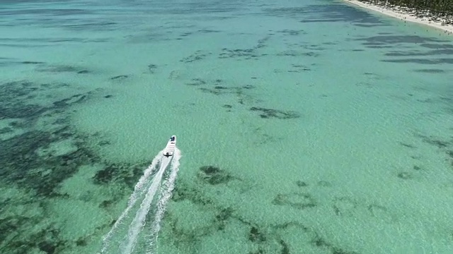 详情图-在蓬塔卡纳海滩附近加勒比海航行的快艇或游艇
