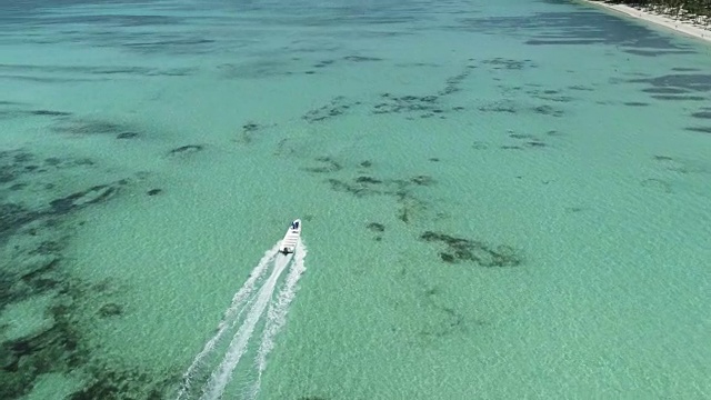 详情图-在蓬塔卡纳海滩附近加勒比海航行的快艇或游艇