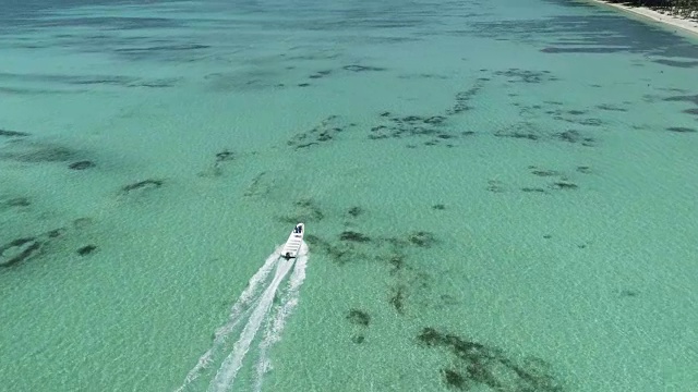 详情图-在蓬塔卡纳海滩附近加勒比海航行的快艇或游艇