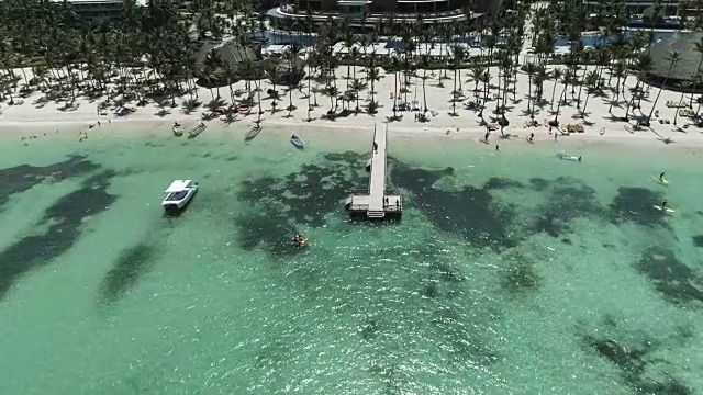 详情图-在蓬塔卡纳海滩附近加勒比海航行的快艇或游艇