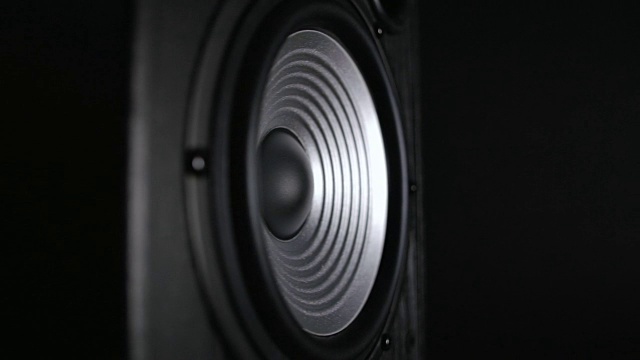 一个银色振动工作低音炮
