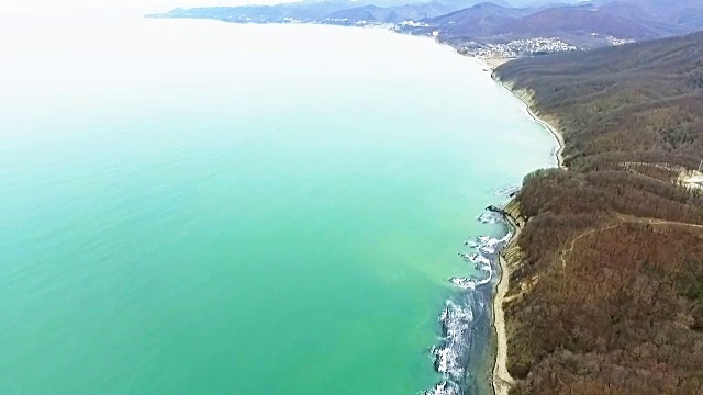 空中海岸。山的风景。