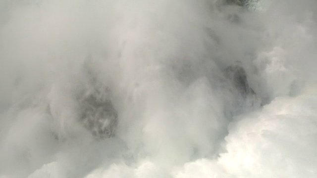 詳情圖-近距離觀察:霧氣蒙蒙的尼亞加拉大瀑布從懸崖邊上掉下來，砸在底部的巖石上