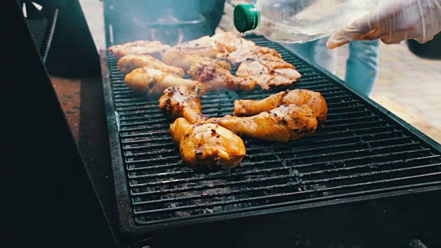 在烧烤架上翻过来的鸡肉。肉在Mangal烧烤架上炸。野餐时烤架上的鸡肉