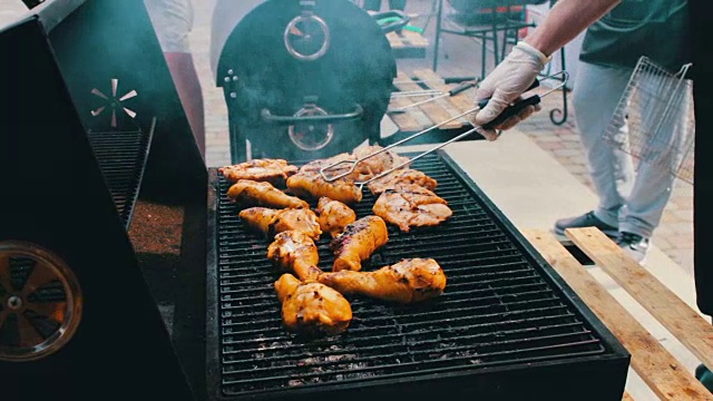 在烧烤架上翻过来的鸡肉。肉在Mangal烧烤架上炸。野餐时烤架上的鸡肉