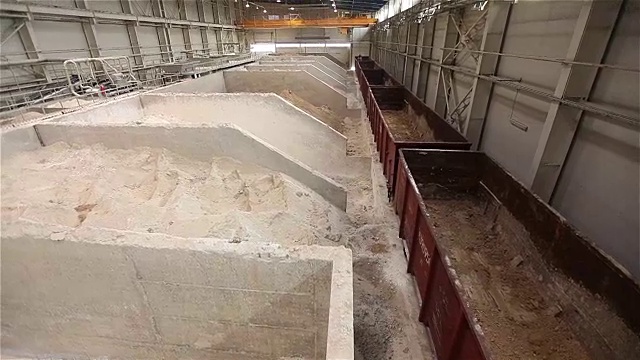 详情图-龙门起重机。货物装卸。用粘土卸载铁路货车。粘土仓库，原料仓库。