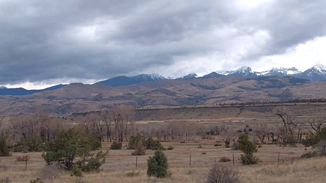 农业景观，广阔的牧场和农场下的岩石山脉