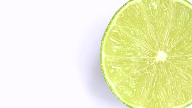 詳情圖-切好的酸橙片在白色的背景上旋轉(zhuǎn)。