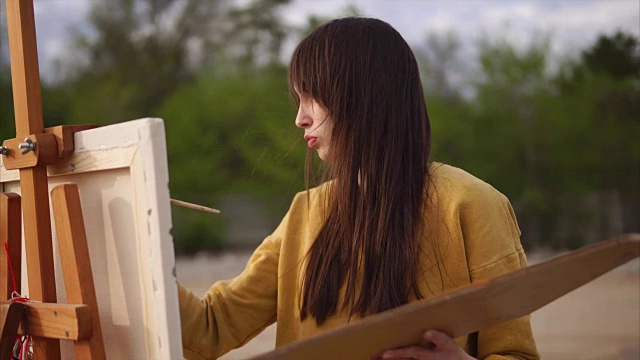 詳情圖-美麗女子畫家的富有表現力的繪畫。