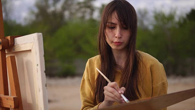 詳情圖-美麗女子畫家的富有表現力的繪畫。