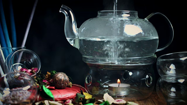 4k经典玻璃茶壶与热水倒