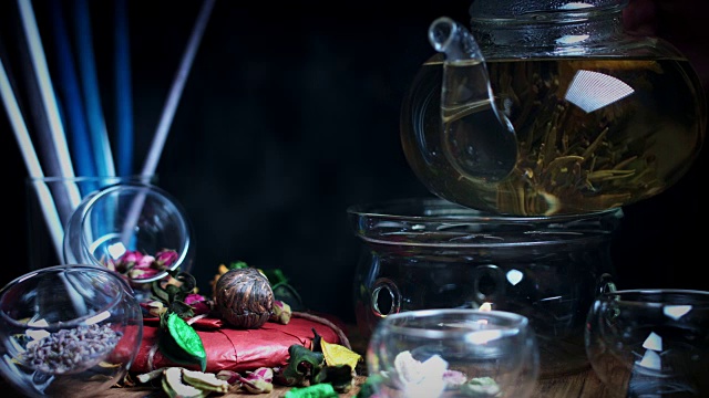 4k经典茶水玻璃壶倒入杯中