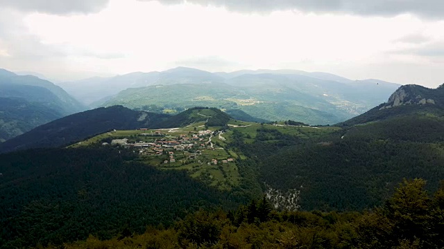 弗拉塔村的全景，周围的松林在伯里塔什Rhodope山4k超高清