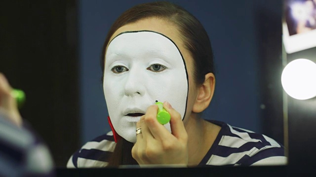 女人哑剧化妆交易的特写