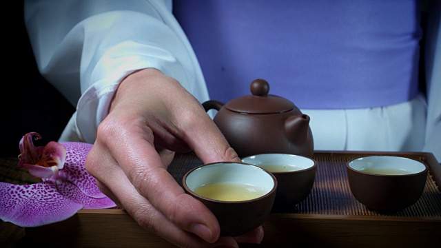 4k日本茶道，奉杯