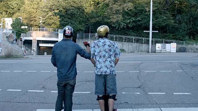滑板手击掌和过马路