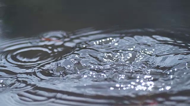 鱼钩溅入水中，慢动作