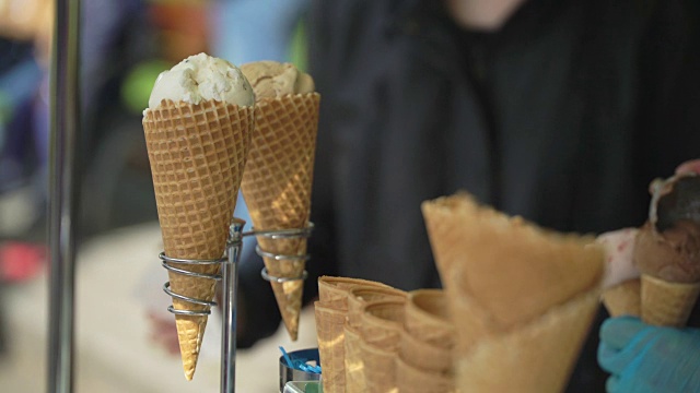 夏日心情的概念。在城市公园出售华夫饼杯冰淇淋。美味和卫生