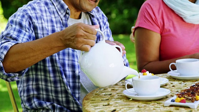 老年夫妇喝茶