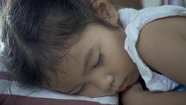 脸部特写婴儿安静地休息，没有噪音。幸福的睡眠。