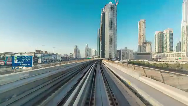 在无人驾驶的高架轨道地铁系统上的POV延时旅程，运行在谢赫扎耶德路旁边