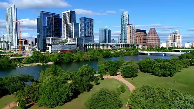 美国德克萨斯州奥斯汀市礼堂海岸公园市中心夏季鸟瞰图