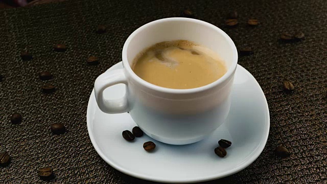 把奶油倒进一杯咖啡里