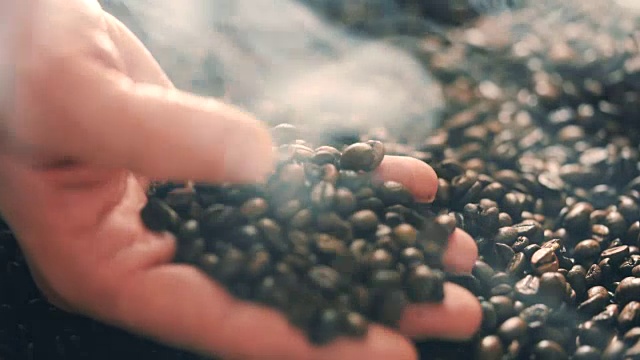 詳情圖-用蒸汽烘焙咖啡豆。跟蹤鏡頭，特寫