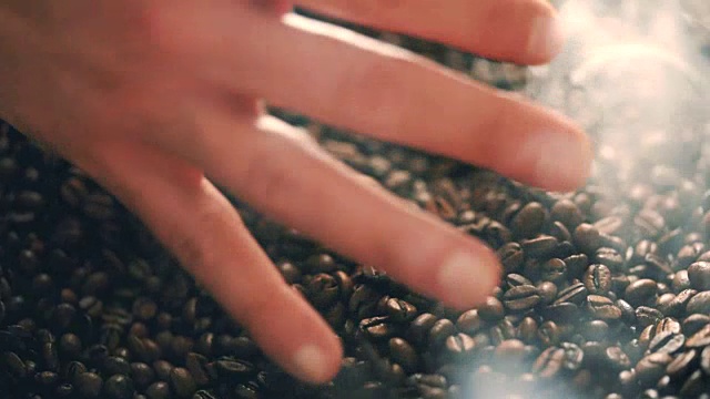 詳情圖-用蒸汽烘焙咖啡豆。跟蹤鏡頭，特寫