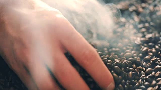 詳情圖-用蒸汽烘焙咖啡豆。跟蹤鏡頭，特寫
