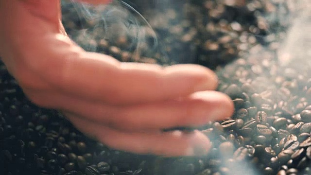 詳情圖-用蒸汽烘焙咖啡豆。跟蹤鏡頭，特寫